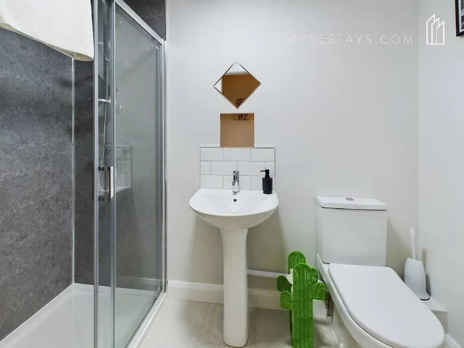 הקונטקטים של Chic 1-Bedroom Apartment
