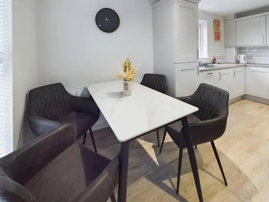 Chic 1-Bedroom Apartment Belfast 0*,